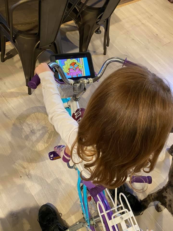 A pequena chegou a adaptar seu tablet enquanto pilota sua bike (Foto: Reprodução Facebook)