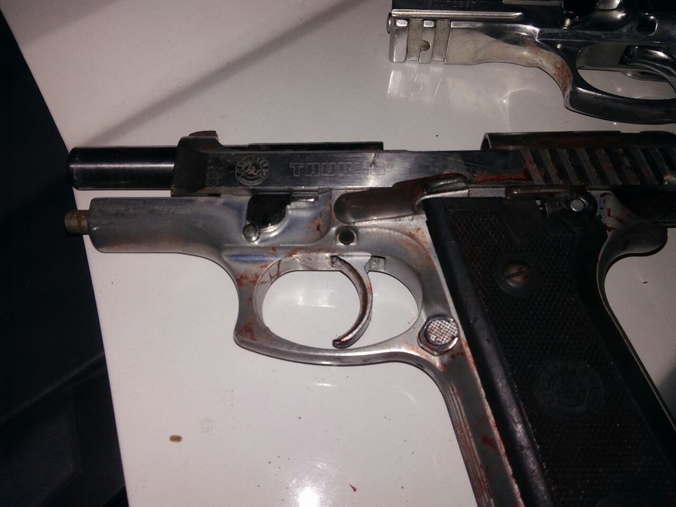 Duas pistolas usadas pelos bandidos foram apreendidas (Foto: PM/Divulgação)