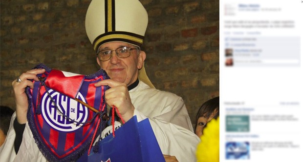 Em uma imagem compartilhada no Facebook, o então cardeal Jorge Mario Bergoglio aparece segurando uma flâmula do clube argentino San Lorenzo (Foto: Reprodução)