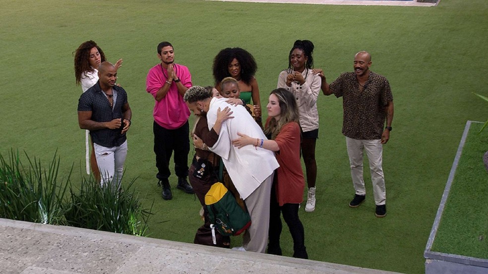 BBB 23: Fred abra&ccedil;a os brothers e agradece pela experi&ecirc;ncia &mdash; Foto: Globo