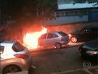 Carro pega fogo no Corte do Cantagalo, Zona Sul do Rio; veja vídeo