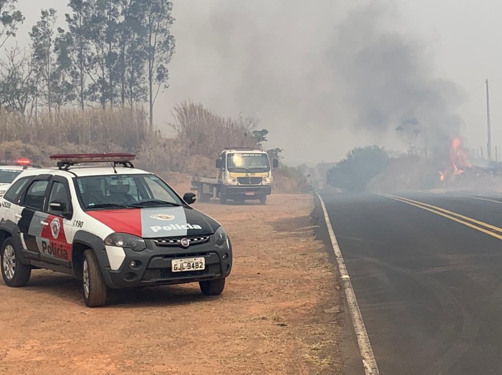 Incêndio voltou a atingir as margens da Rodovia Júlio Budiski (SP-501) nesta quinta-feira (26) — Foto: Carlos Volpi/TV Fronteira