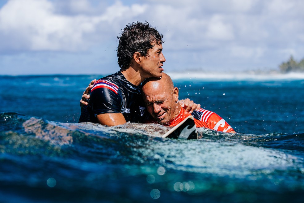 Kelly Slater e Seth Moniz na final em Pipeline — Foto: Brent Bielmann/World Surf League