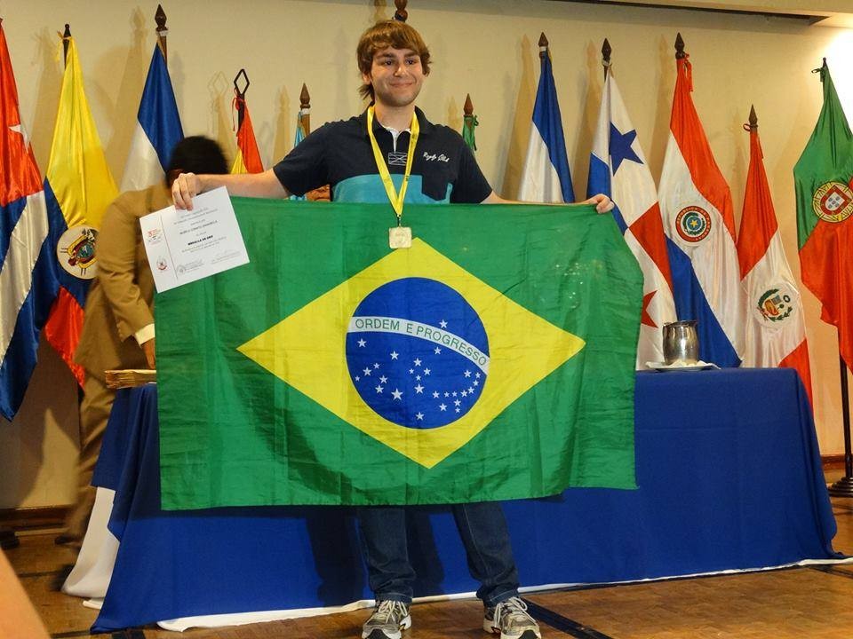 Murilo recebe a medalha de ouro (Foto: divulgação)