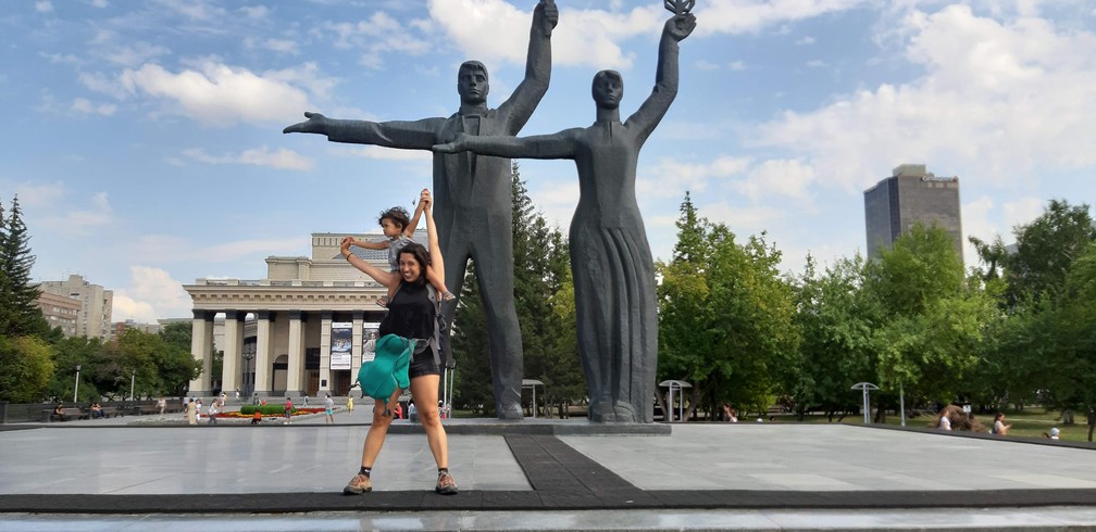 Gabriela e Olívia em Novosibirsk, na Sibéria. — Foto: Arquivo pessoal/Gabriela Antunes
