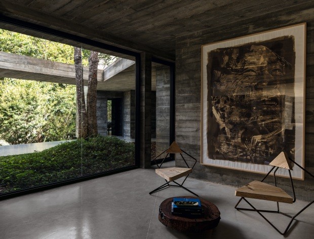 Casa de concreto, madeira e vidro é um refúgio na serra fluminense (Foto: Fran Parente)
