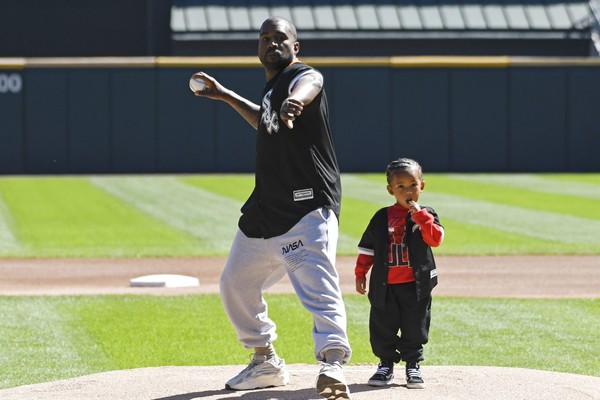 O rapper Kanye West na companhia do filho, Saint, na abertura do jogo entre Chicago White Sox e Chicago Cubs no estádio Guaranteed Rate Field  (Foto: Getty Images)