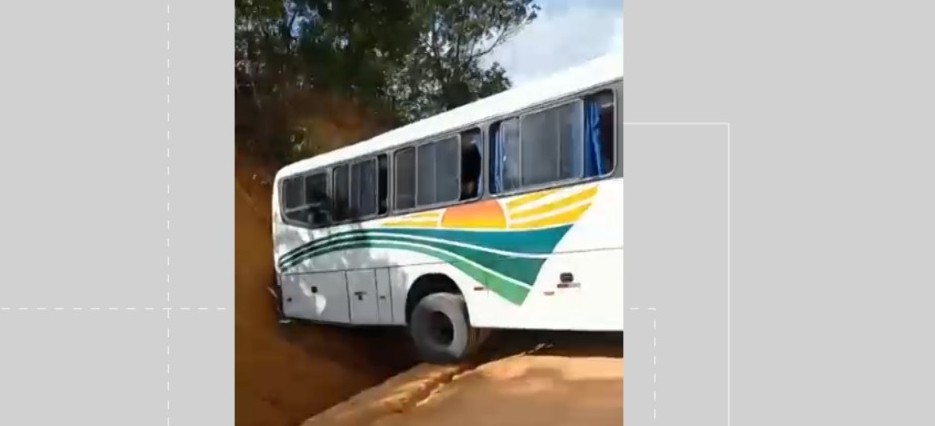 Passageiros de ônibus se assustam após motorista errar marcha e veículo descer ladeira de ré na BA-283, no sul da Bahia