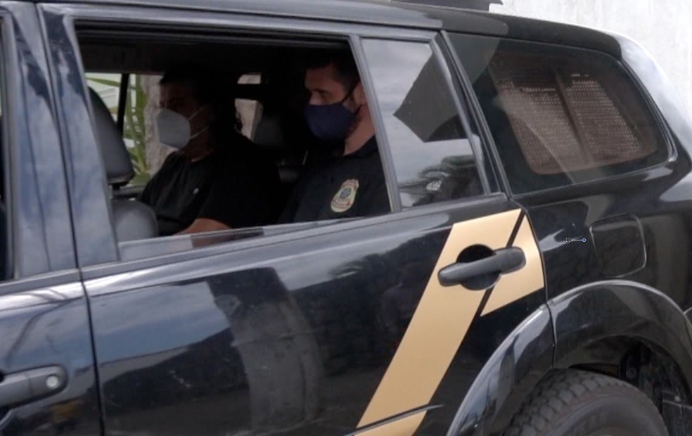 Prefeito de São Mateus (a direita) foi preso em operação da PF — Foto: Reprodução/TV Gazeta