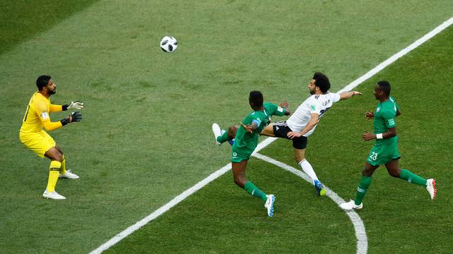 Salah encobre o goleiro e marca um golao em cima da Arbia Saudita