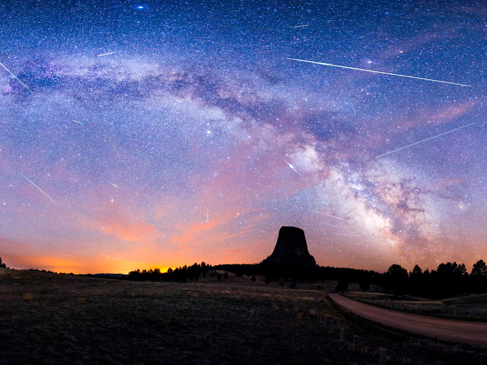 Eta Aquarídeas: sobreposição de 16 imagens dos meteoros tiradas ao longo de 3 noites (Foto: David Kingham/flickr/creative commons)