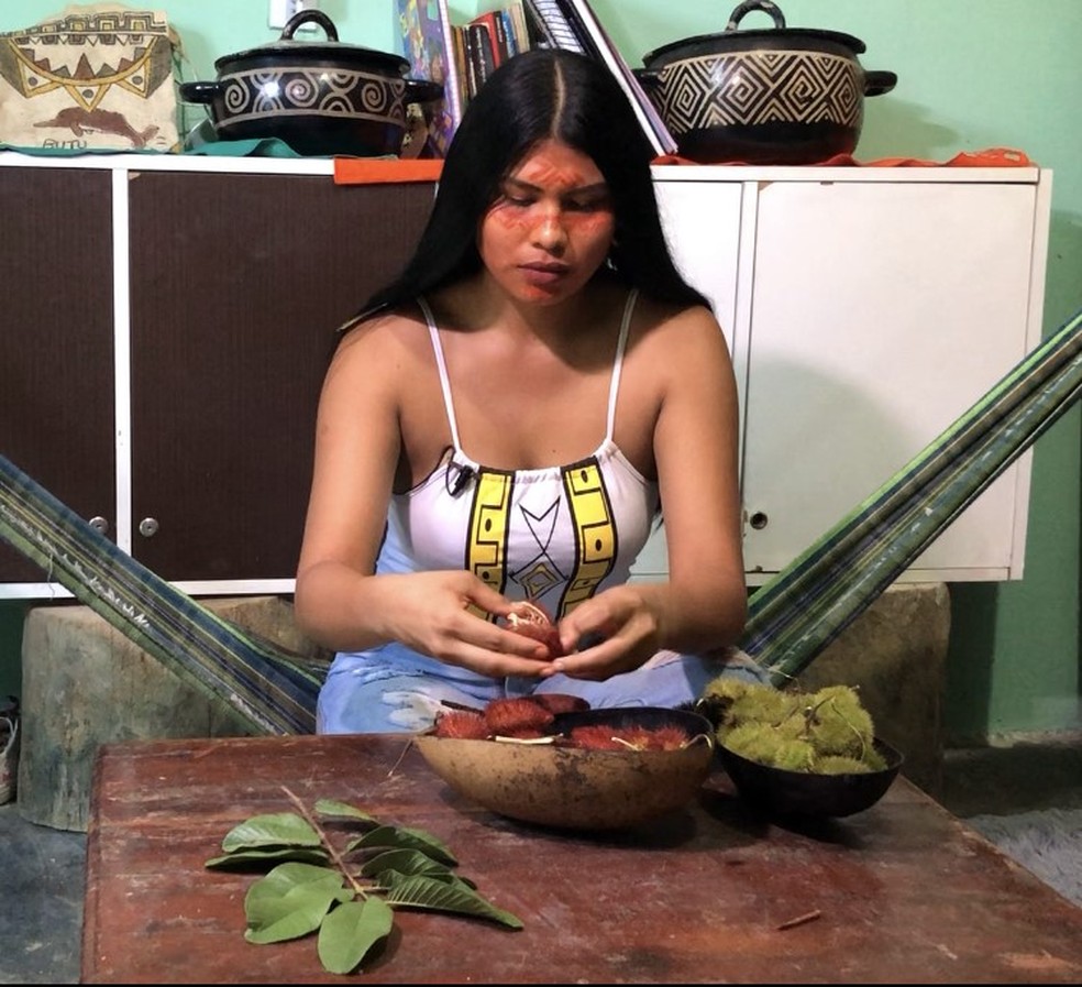 Ira ensina a fazer cosméticos e produtos de beleza com frutos amazônicos. — Foto: Rebeca Beatriz G1 AM