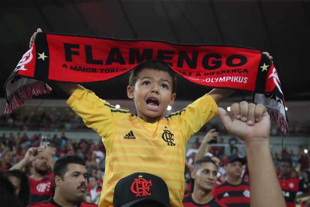Pequeno torcedor segura a fl&acirc;mula com o nome do Flamengo (Foto: Gilvan de Souza/Flamengo)