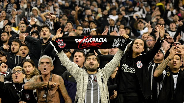 Torcida do Corinthians em jogo contra o Fluminense