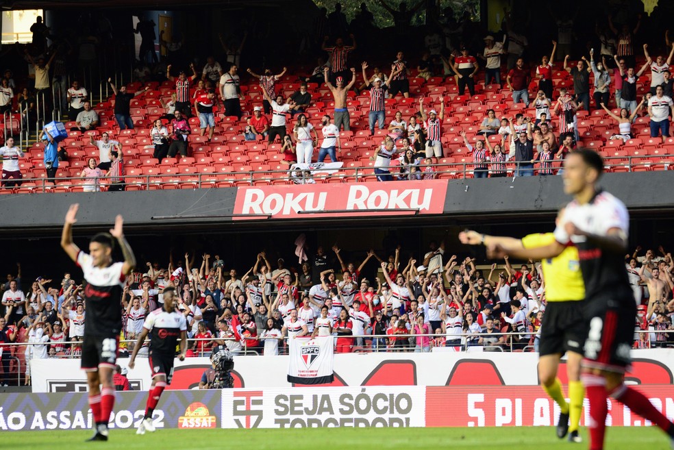 Jogadores e torcida do São Paulo comemoram gol contra o Bragantino — Foto: Marcos Ribolli