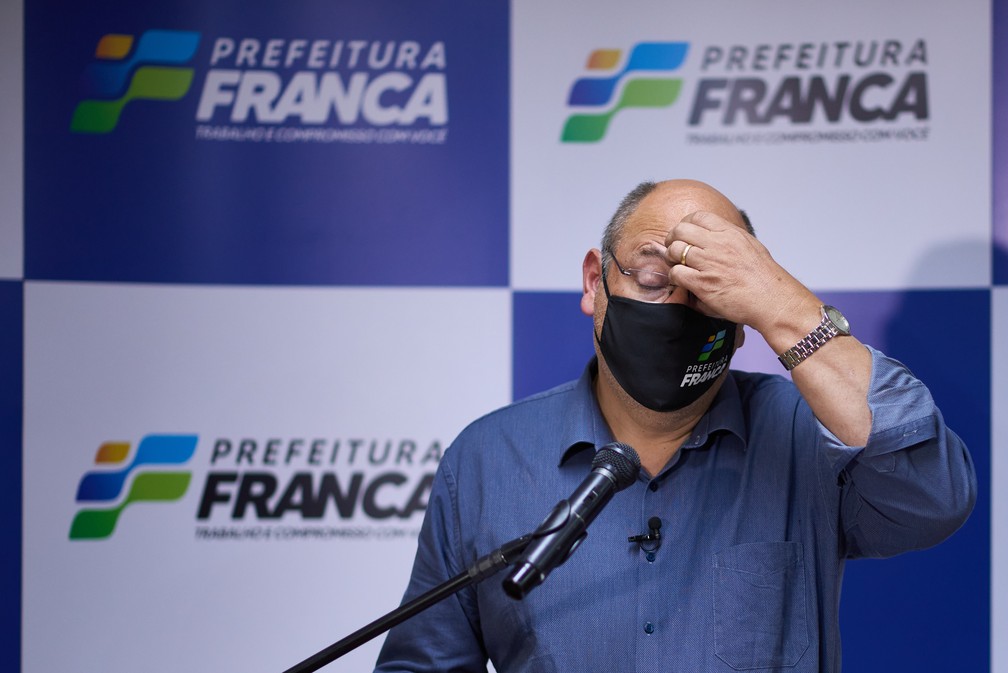 Alexandre Ferreira (MDB), prefeito de Franca (SP), durante anúncio de novas restrições contra a Covid — Foto: Igor do Vale
