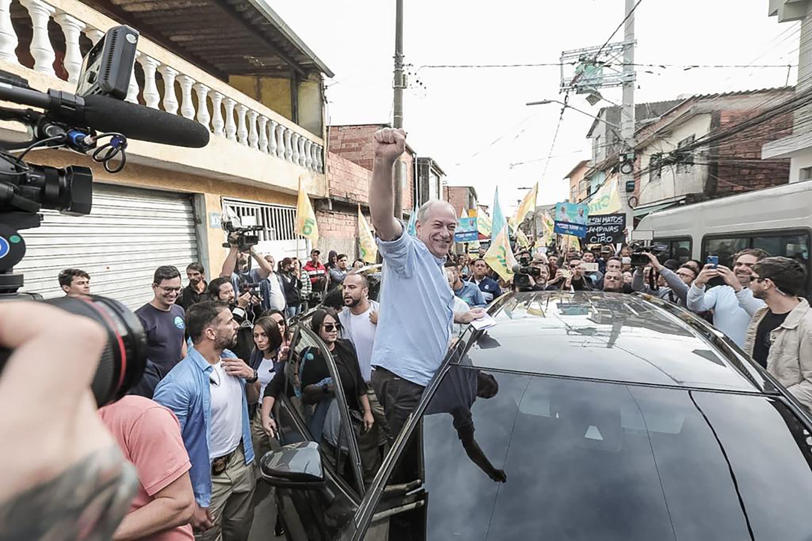 Ciro Gomes acena para apoiadores em Guaianases, na Zona Leste de São Paulo.  — Foto: Keiny Andrade/Divulgação