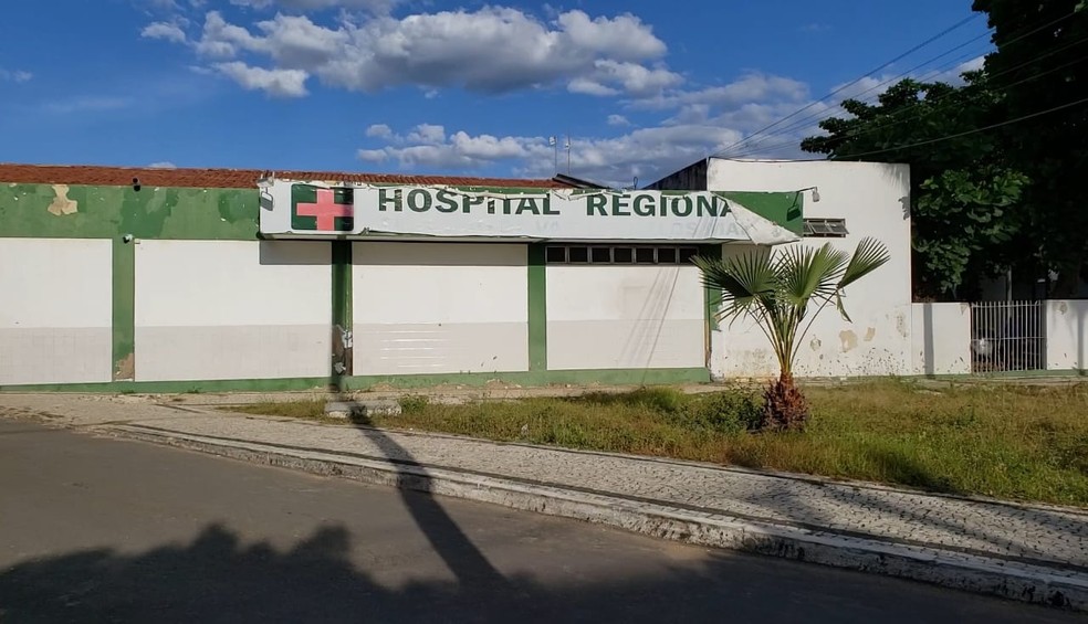 Mulher foi socorrida para o Hospital Regional Tarcísio Maia, em Mossoró— Foto: Isaiana Santos/Inter TV
