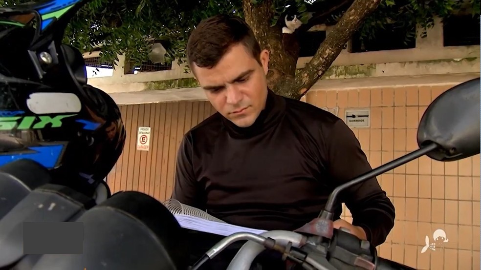 Motoboy que estuda no banco da moto viraliza nas redes sociais — Foto: TV Verdes Mares/Reprodução