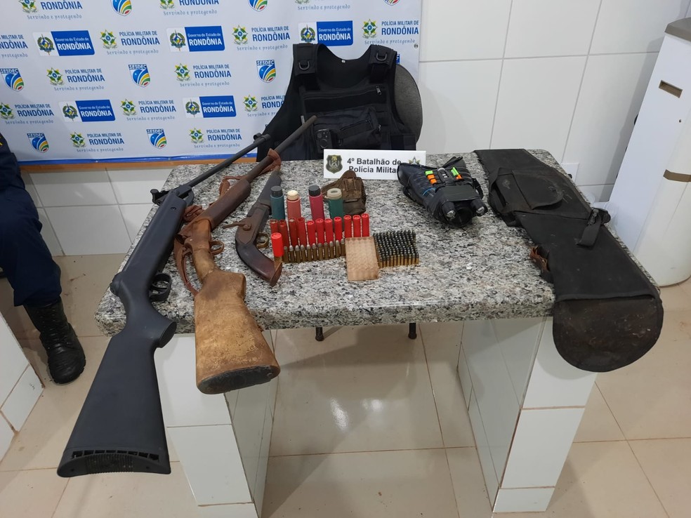 Armas e munições encontradas na casa do suspeito em Cacoal, RO — Foto: Reprodução