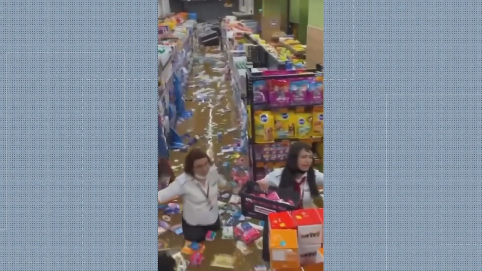 Supermercado ficou alagado  — Foto: Reprodução/TV Globo 