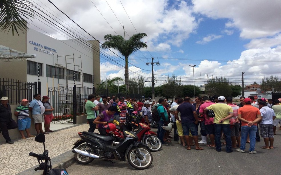 Marchantes protestam contra fechamento de matadouro em Itabaiana — Foto: Rafael Carvalho/TV Sergipe