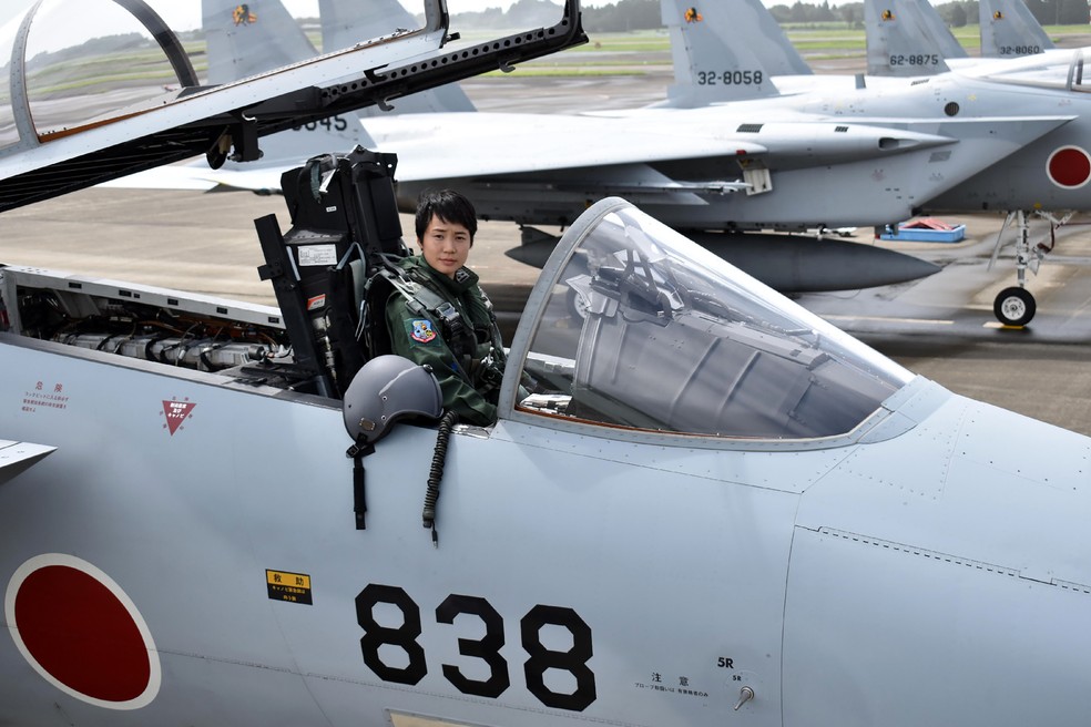 Primeira Tenente Misa Matsushima posa no cockpit de um caÃ§a de superioridade aÃ©rea F-15J na base aÃ©rea de Nyutabaru, nos arredores de Miyazaki (Foto: Jiji Press/AFP)