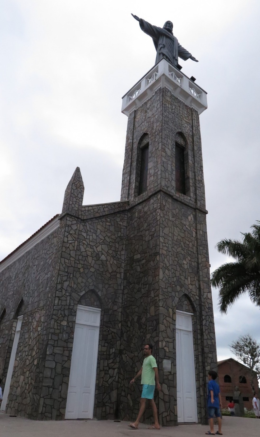 Igreja antes da queda da torre e da escultura â€” Foto: Marcelino JÃºnior/DiÃ¡rio do Nordeste