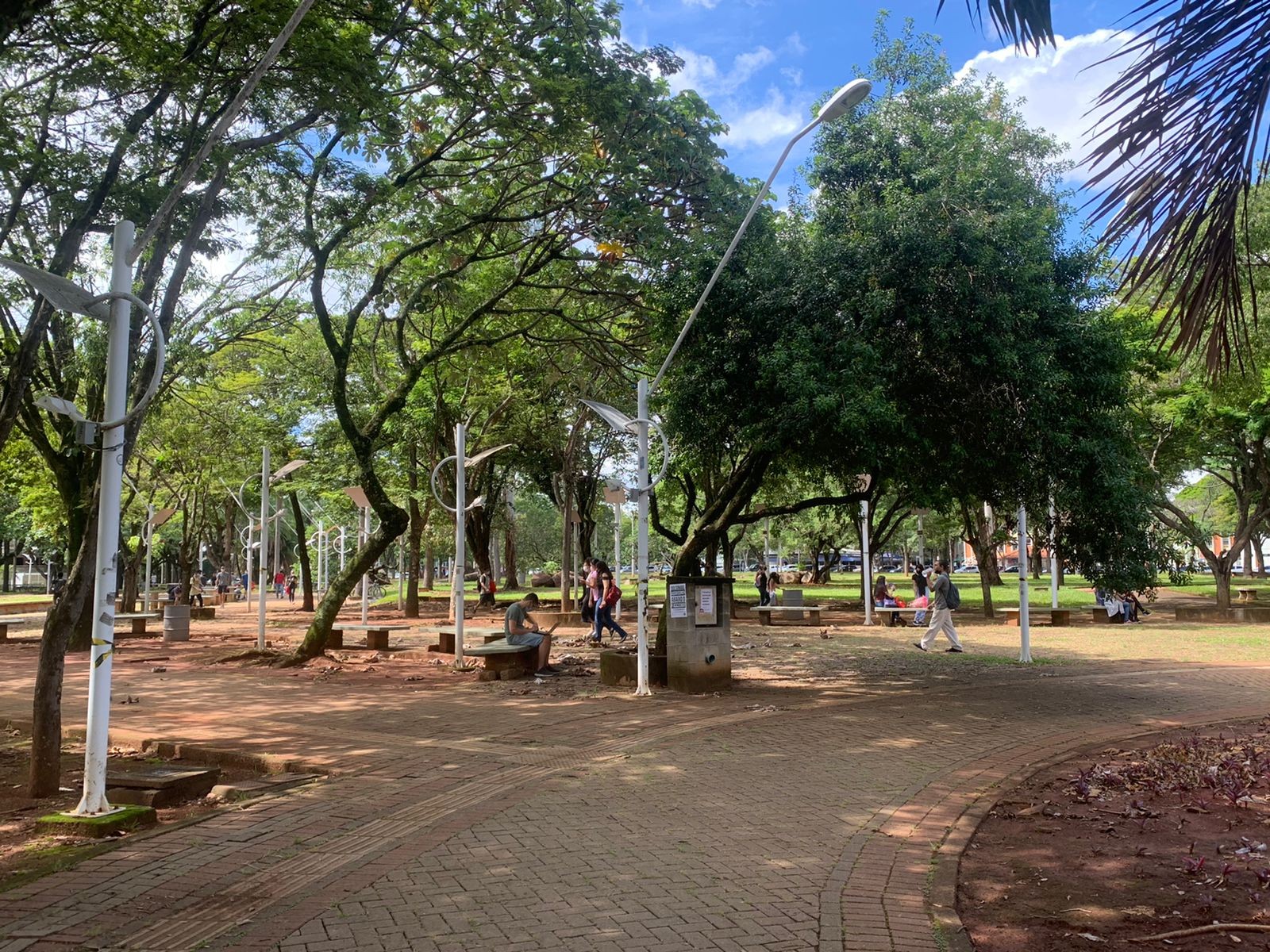 1º dia de aulas presenciais na Unicamp tem alunos com máscaras mesmo ao ar livre e aviso sobre distanciamento social