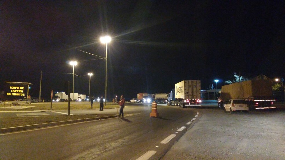 Ato bloqueia ambos sentidos da BR-116 em Santa Cecília (Foto: Autopista Planalto Sul/Divulgação)