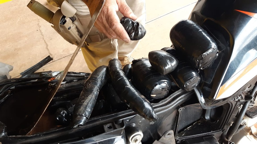 Droga foi encontrada no fundo falso da moto em rodovia de Ourinhos — Foto: Polícia Rodoviária Federal/Divulgação