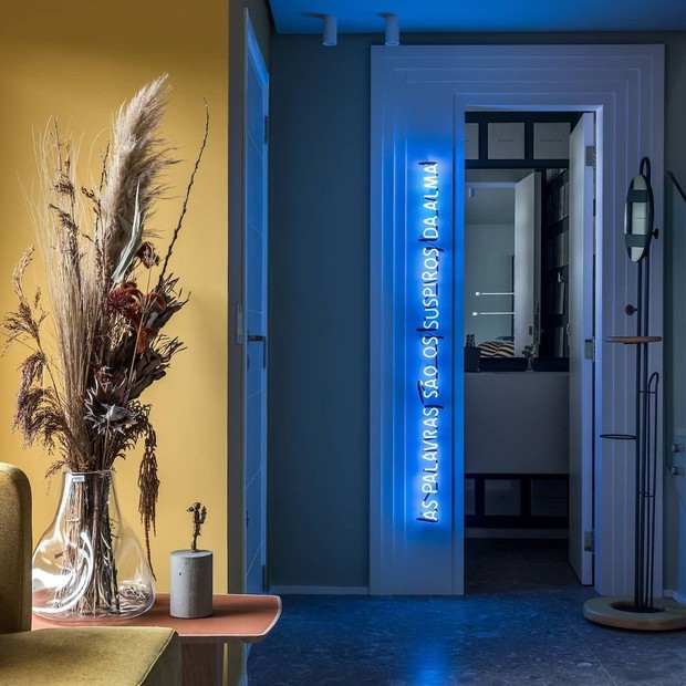 Néon na decoração: confira 13 ambientes com ótimas ideias  (Foto: Eduardo Macarios)