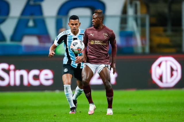 Fernando Henrique chora após fazer pênalti em eliminação do Grêmio