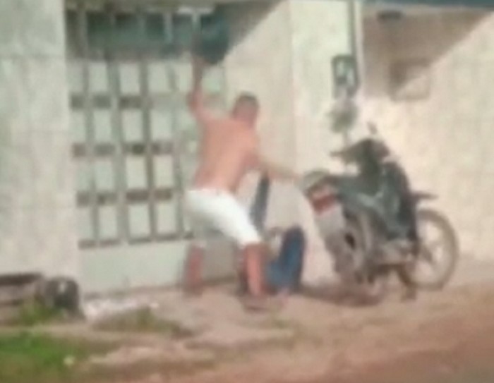 Vídeo: Homem usa capacete para agredir companheira e chuta vítima em Mossoró