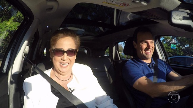 Claudia Jimenez e Betty Faria passeiam de carro com Tadeu Schmidt e Poliana Abritta