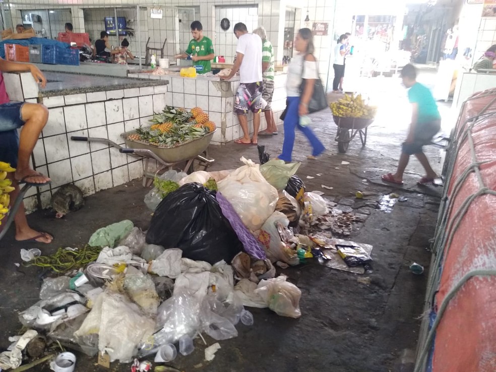 Mercado Darcílio Wanderley fica no Centro de Patos, PB, e está sem coleta de lixo desde a sexta-feira (9) — Foto: Epitácio Germano/Arquivo Pessoal