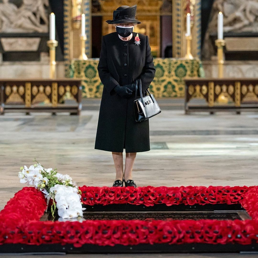 A rainha Elizabeth (Foto: Reprodução Twitter e Reprodução Instagram The Royal Family)