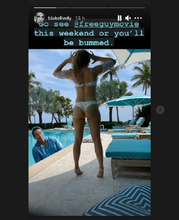 A atriz Blake Lively posando de biquíni para promover o novo filme do marido, o ator Ryan Reynolds (Foto: Instagram)