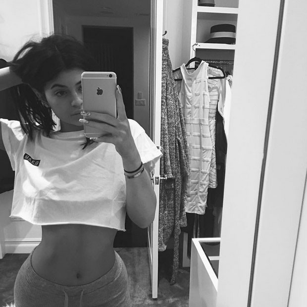 Kylie Jenner mostra cinturuinha de pilão (Foto: Reprodução/Instagram)