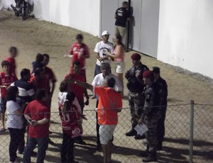 Estádio Barretão - Marconi Barreto conversa com torcedores e Polícia Militar (Foto: Jocaff Souza)
