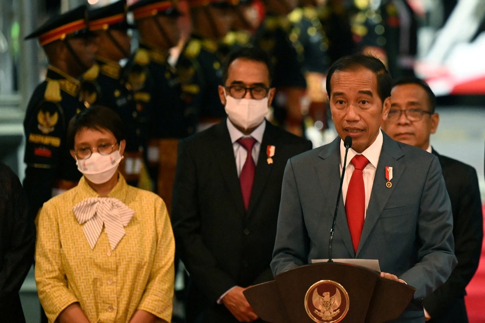 O presidente da Indonésia, Joko Widodo, fala com a imprensa durante chegada a Báli, onde acontece o encontro do G20. — Foto: Sonny Tumbelaka/Pool via REUTERS