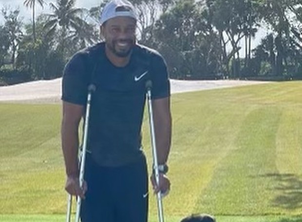 Tacos de golfe supostamente usados ​​por Tiger Woods são vendidos por US $  5,2 milhões - Forbes