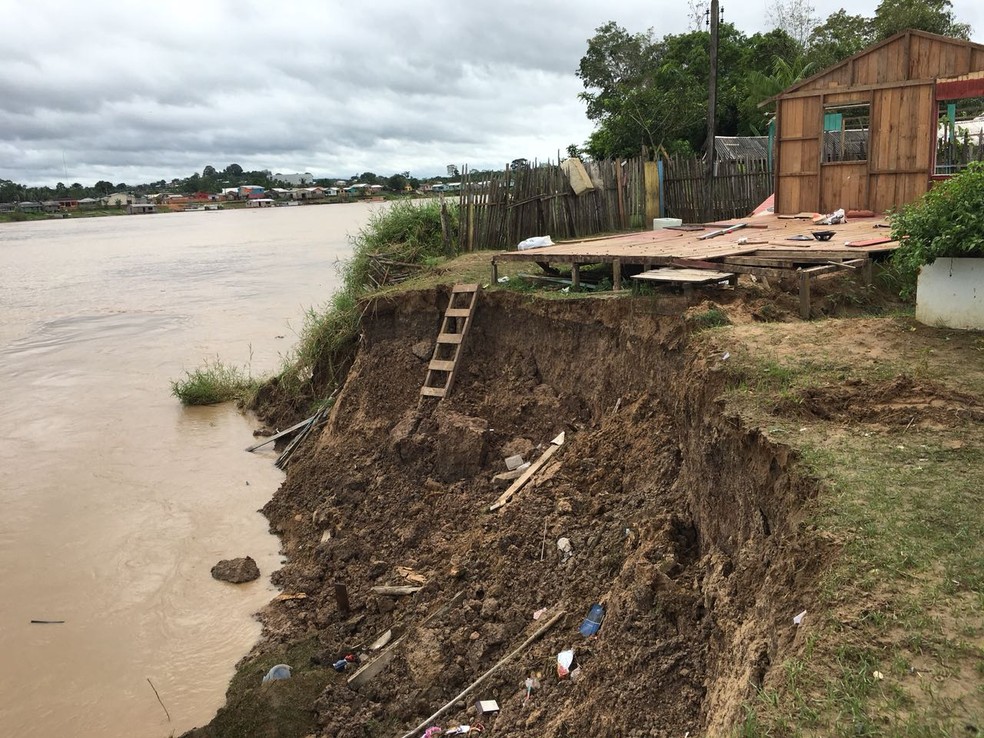 Desmoronamento atingiu duas casas (Foto: Adelcimar Carvalho/G1)