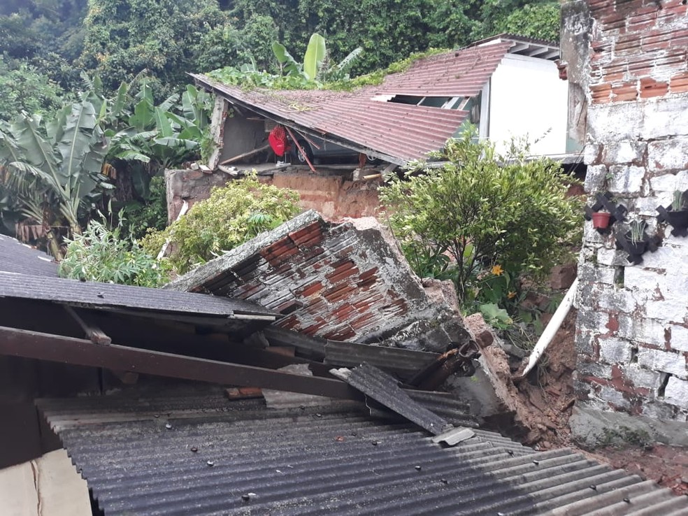 Muro desaba e atinge casa em São José — Foto: Defesa Civil/ Divulgação