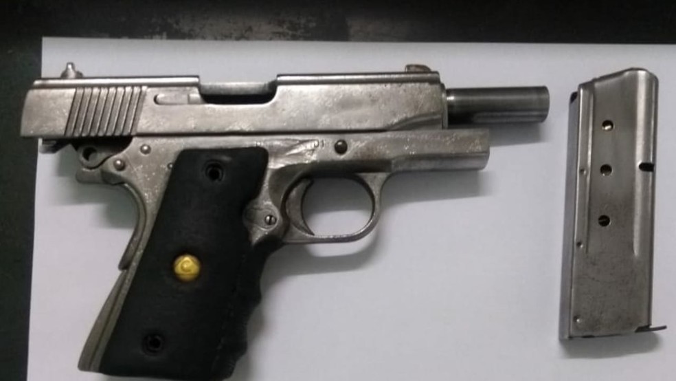 Arma encontrada com PM foi apreendida em Garatinguetá — Foto: Divulgação