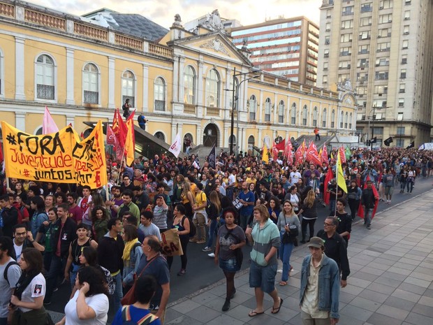 Manifestantes passam em frente ao Mercado Público, em Porto Alegre (Foto: Reprodução/RBS TV)