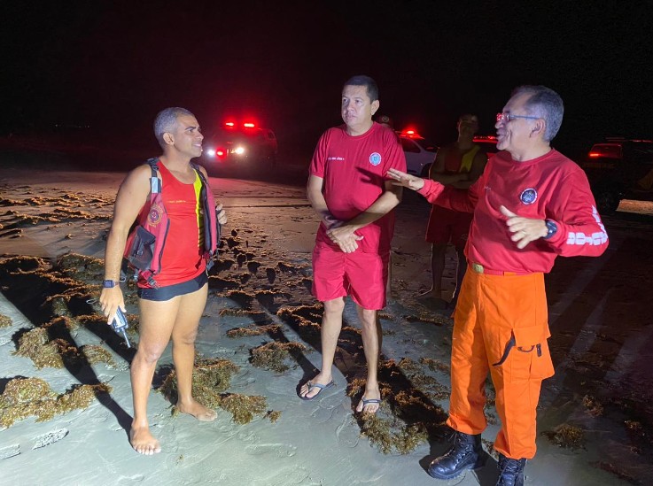Bombeiro que sumiu no mar ao resgatar turista francês sobrevive após nadar 5 km até a praia