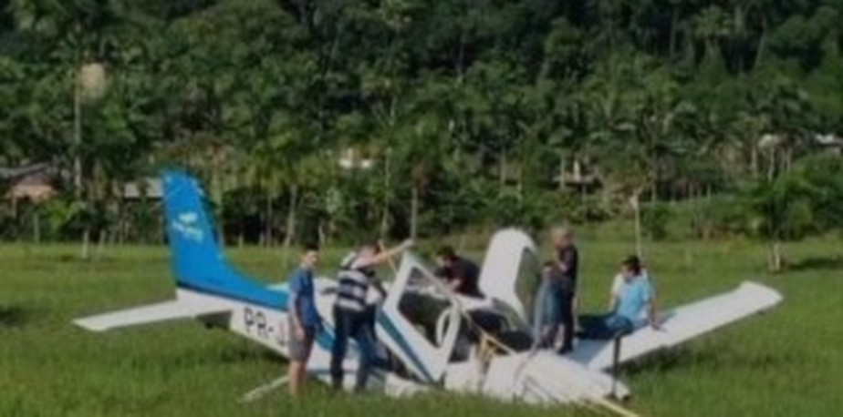 Avião com cinco pessoas cai em Santa Catarina