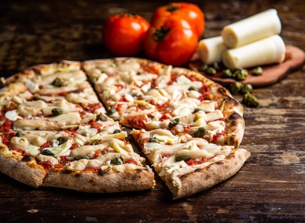 Pizza vegana leva molho de tomate, requeijão de inhame, palmito e alcaparras (Foto: Alan Simaro / Divulgação)