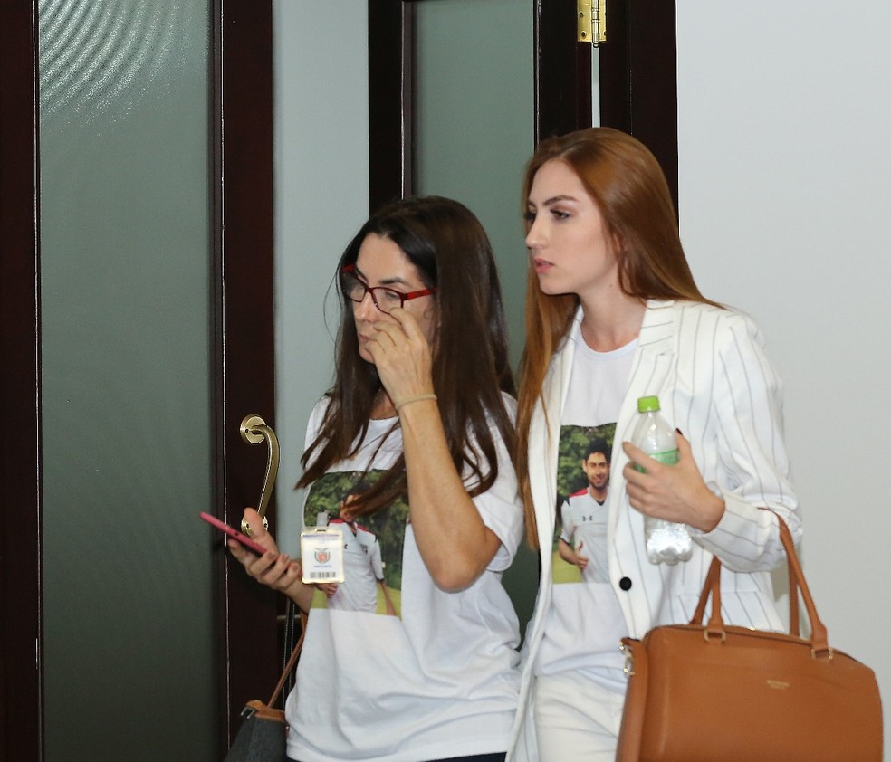 Mãe e ex-namorada de Daniel compareceram à São José dos Pinhais para o primeiro dia de audiências do processo sobre a morte do jogador — Foto: Giuliano Gomes/PRPress